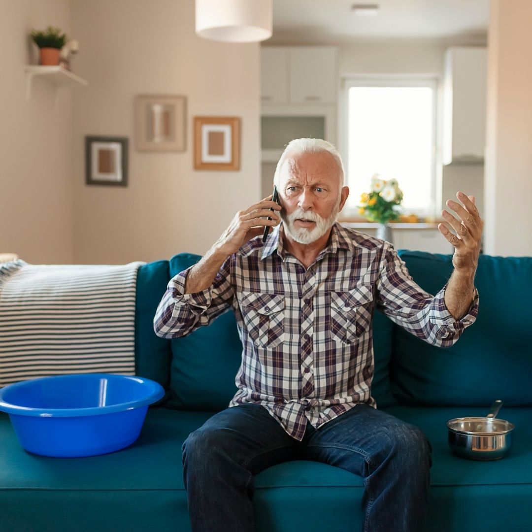 Skutki cieknącego brodzika w kabinie prysznicowej